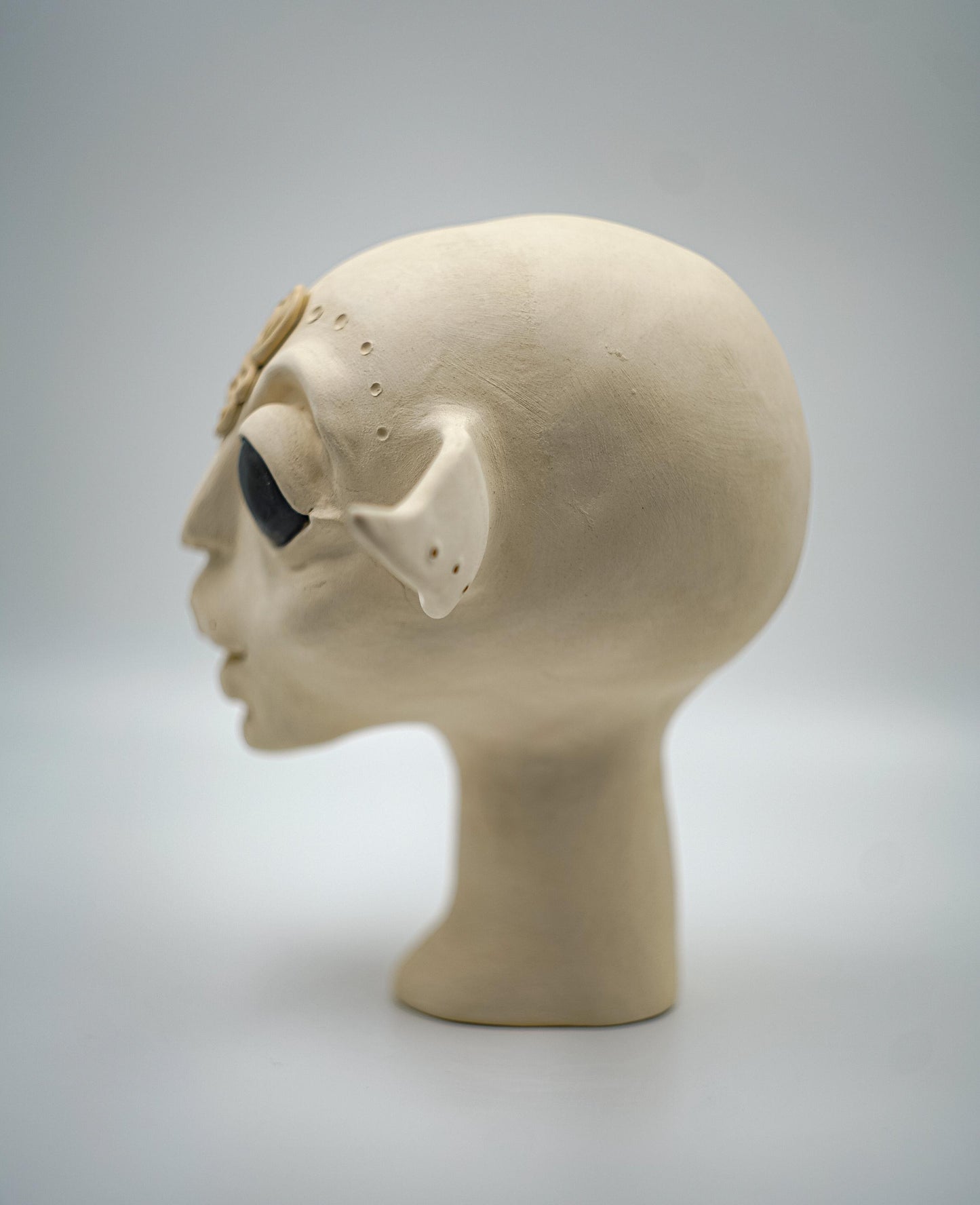 Duende orejudo de ojos negros – Escultura cerámica hecha a mano