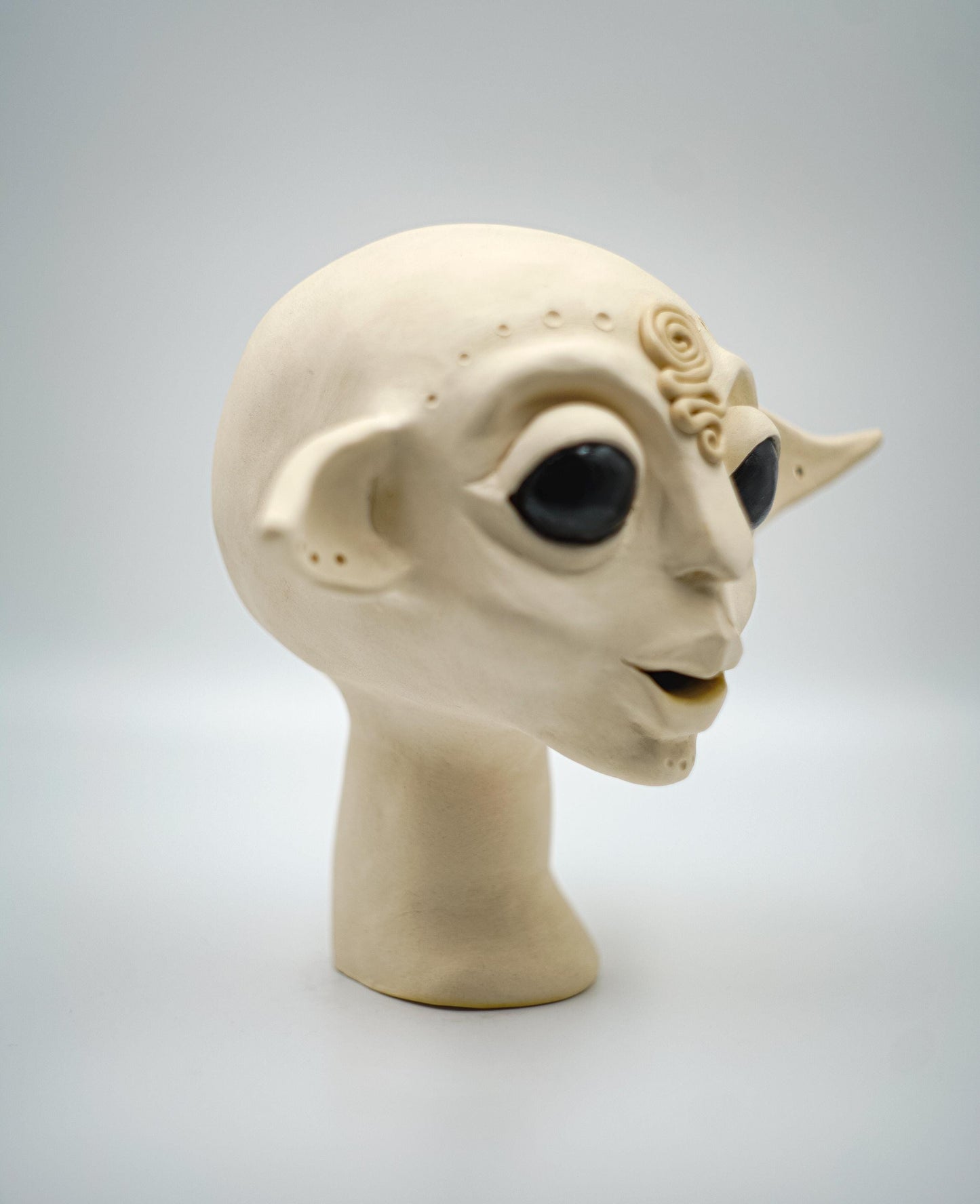 Duende orejudo de ojos negros – Escultura cerámica hecha a mano