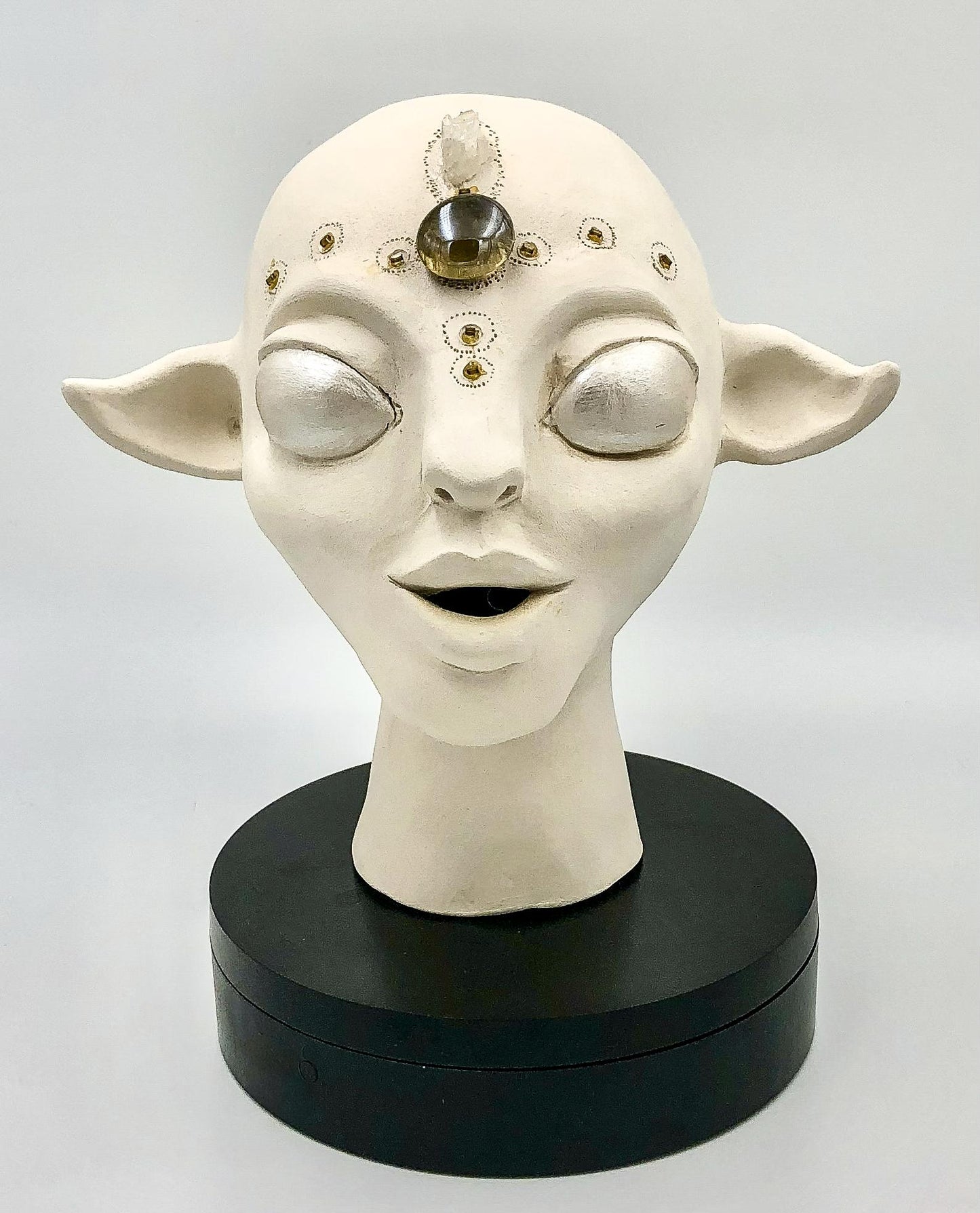 El Portador del Halo Perlado – Escultura cerámica hecha a mano