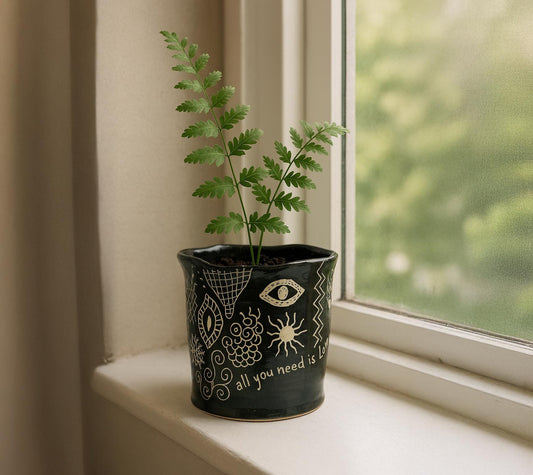 Macetero "All you need is love" – Cerámica negra grabada con símbolos y esmalte brillante - Cerámica hecha a mano