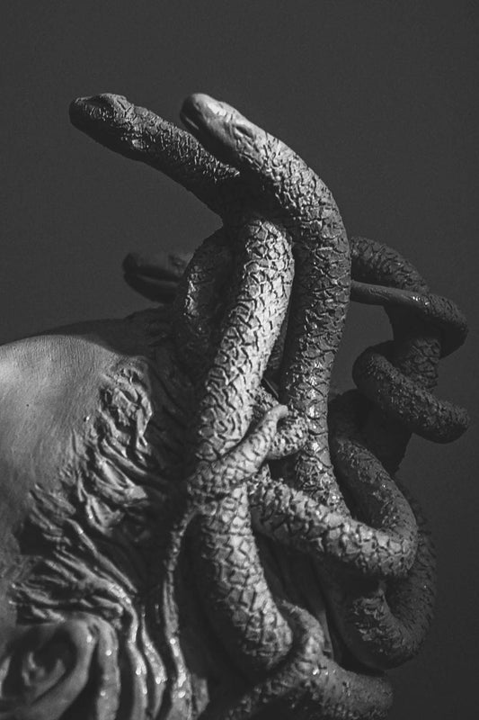 Figura de Medusa de cerámica, artesanía hecha a mano. Para regalo, decorativa o colección.