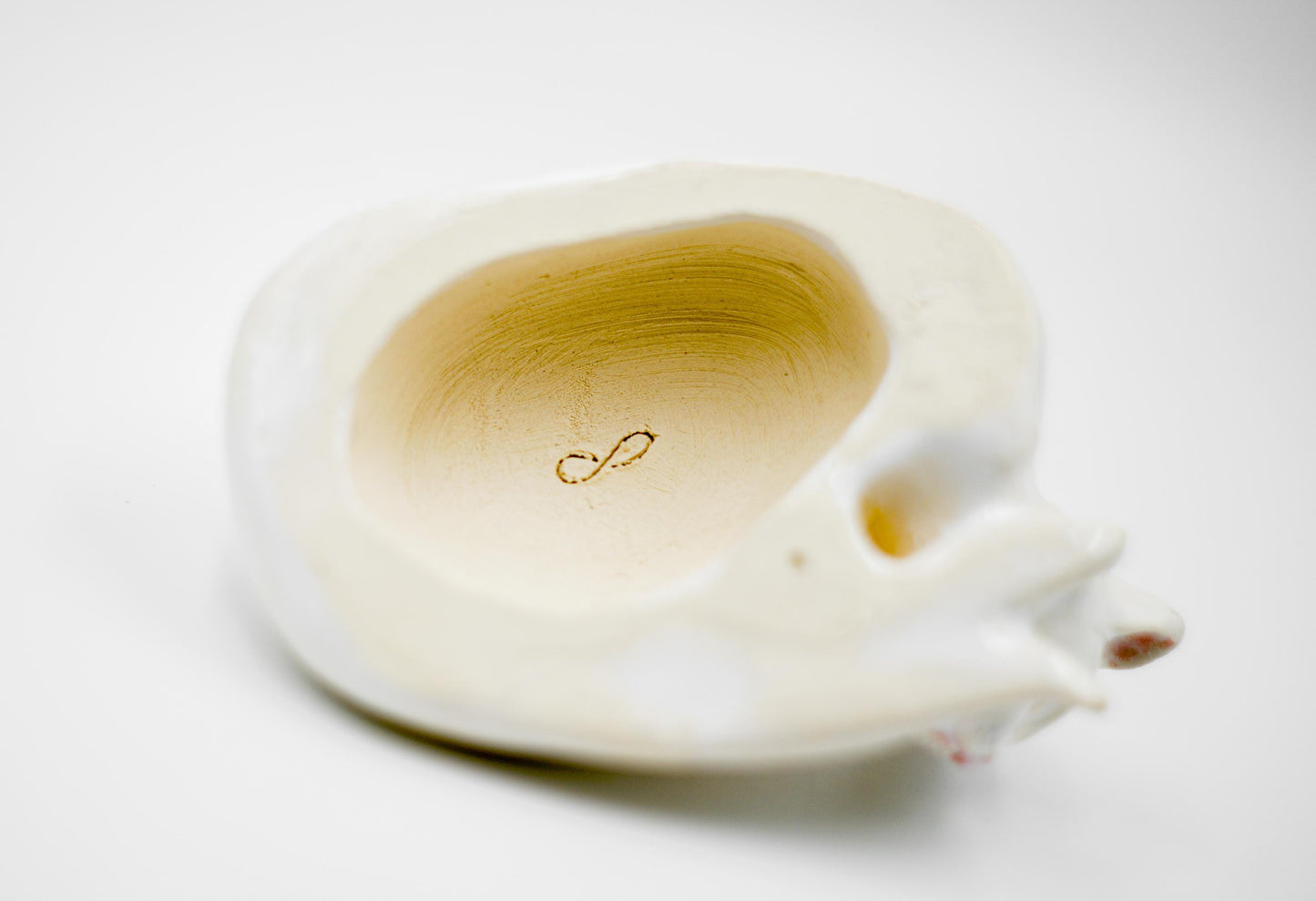 Figura de cerámica hecha a mano – Gato blanco durmiendo