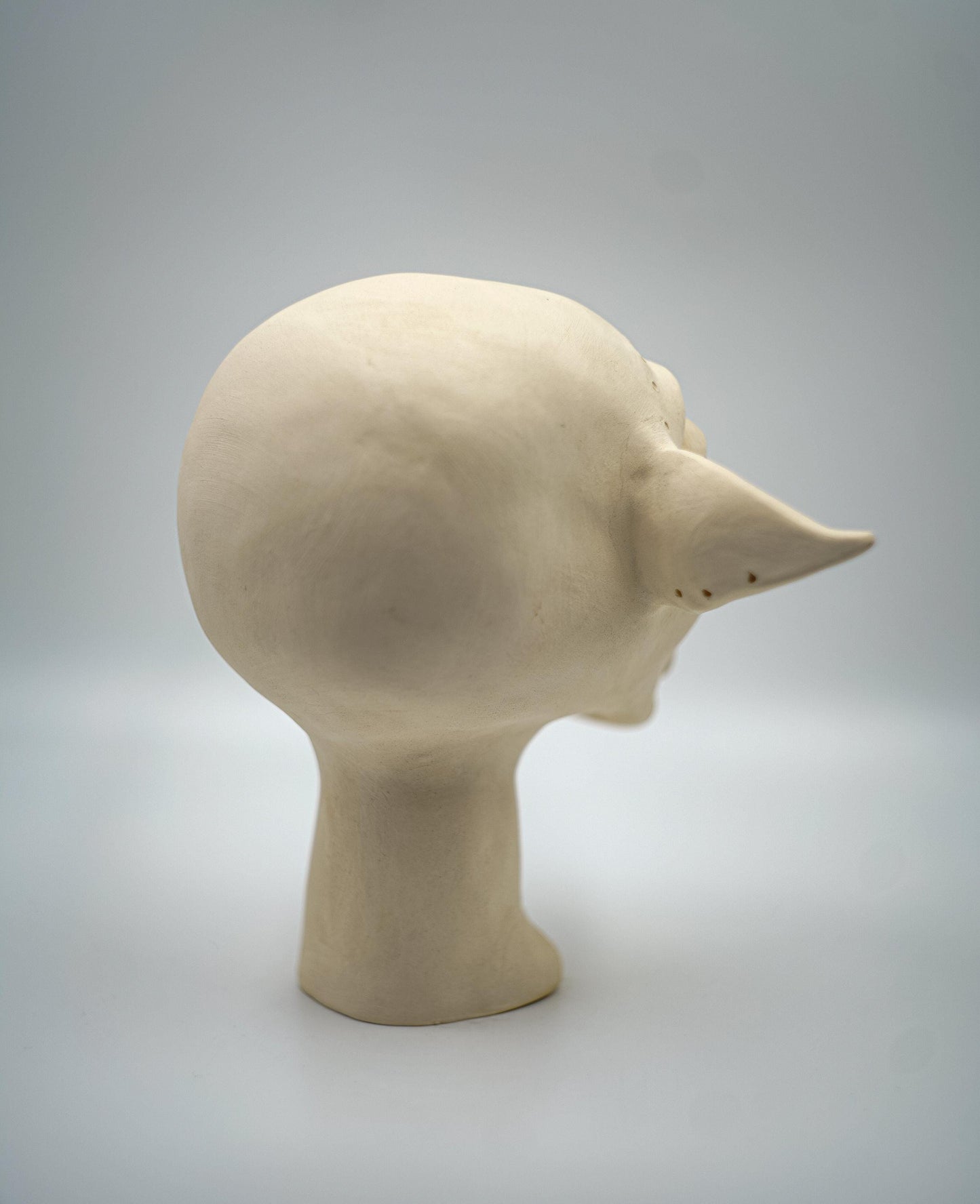 Duende orejudo de ojos negros – Escultura cerámica hecha a mano