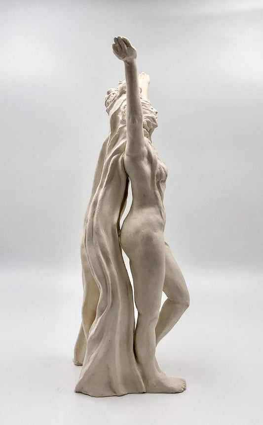 Escultura de Mujer en Libertad en Cerámica – Hecha a Mano con Arcilla Blanca Mate
