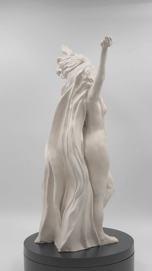 "Metamorfosis" - Escultura de Mujer en Libertad en Cerámica – Hecha a Mano con Arcilla Blanca Mate